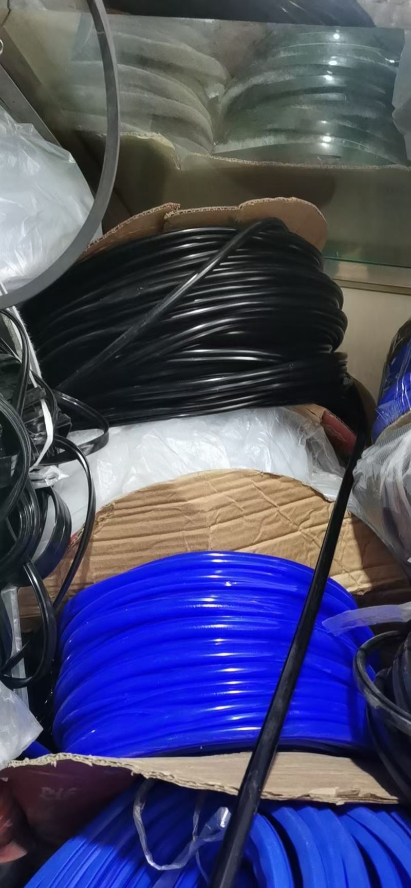 廠家維修銷售門窗，換合頁(yè)把手密封條。定做紗窗，軟包防盜門，